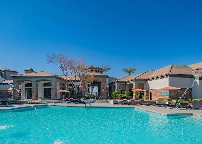 Elegant 1bd King Bed, Pool, Hot Tub, Gym, Parking Glendale