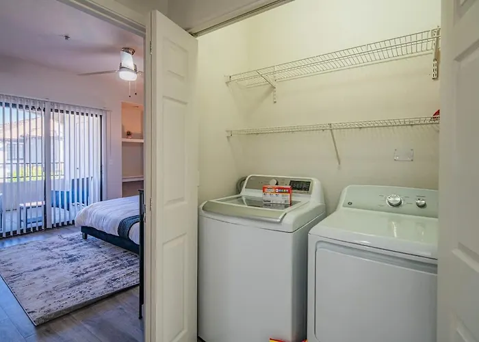 Elegant 1bd King Bed, Pool, Hot Tub, Gym, Parking