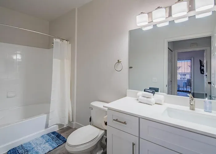 Elegant 1bd King Bed, Pool, Hot Tub, Gym, Parking *