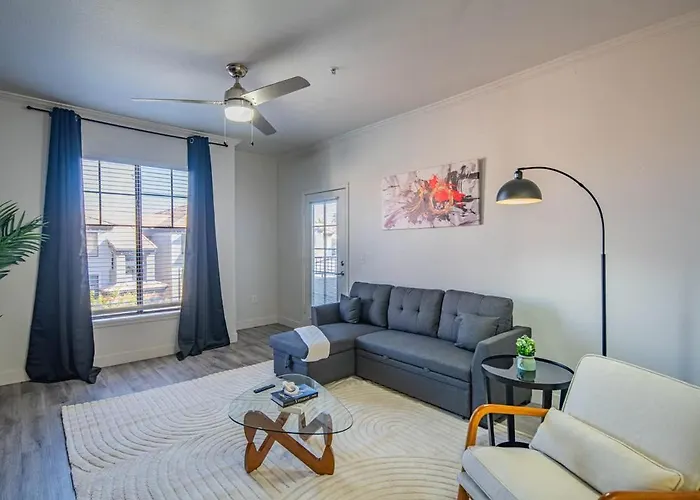 Elegant 1bd King Bed, Pool, Hot Tub, Gym, Parking * Glendale