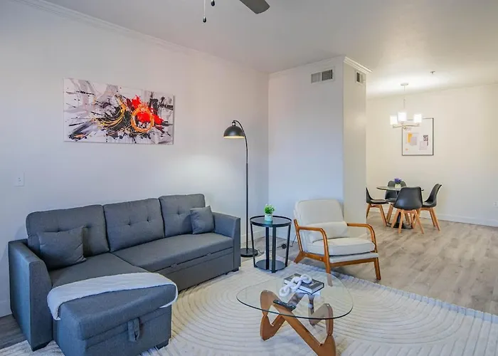 Elegant 1bd King Bed, Pool, Hot Tub, Gym, Parking Apartment Glendale