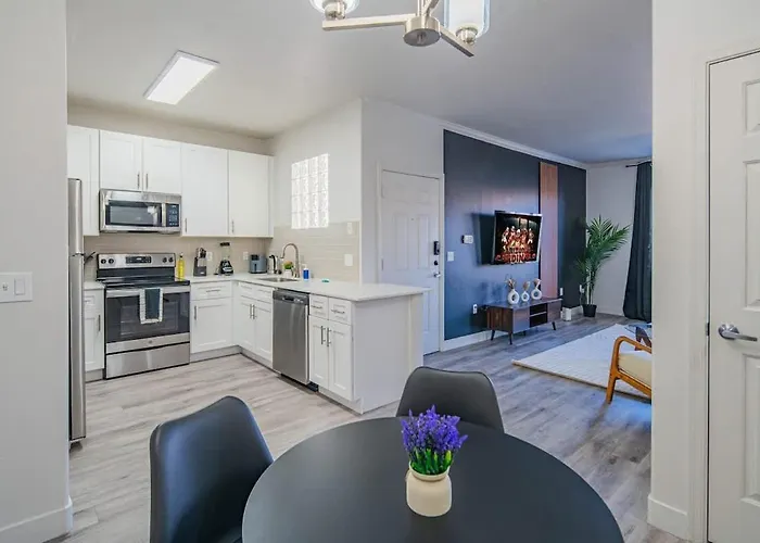 Elegant 1bd King Bed, Pool, Hot Tub, Gym, Parking Apartment *