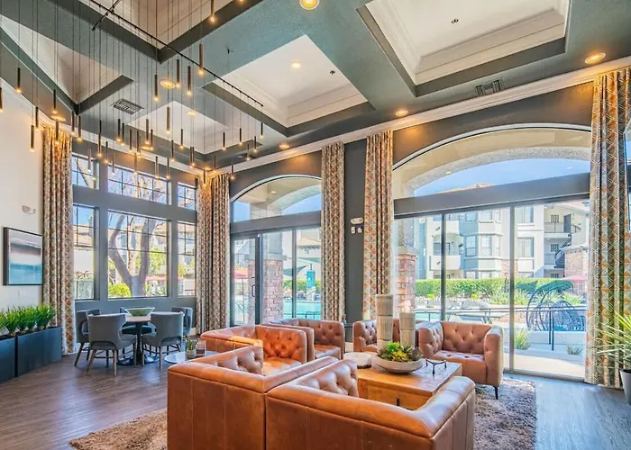 Elegant 1bd King Bed, Pool, Hot Tub, Gym, Parking Apartment Glendale