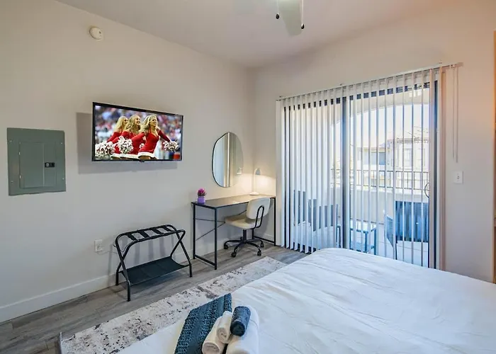 Elegant 1bd King Bed, Pool, Hot Tub, Gym, Parking Glendale