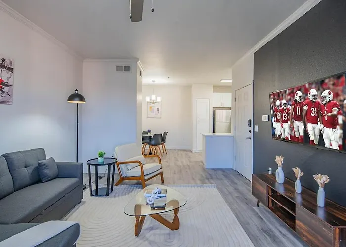 Elegant 1bd King Bed, Pool, Hot Tub, Gym, Parking Apartment Glendale