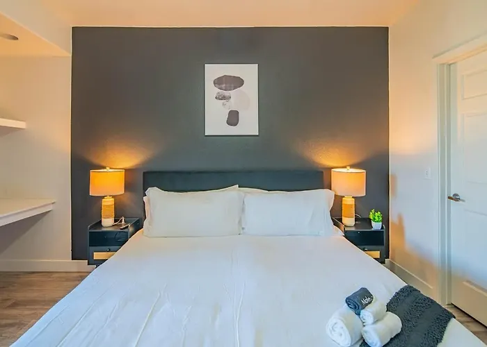 Elegant 1bd King Bed, Pool, Hot Tub, Gym, Parking * Glendale