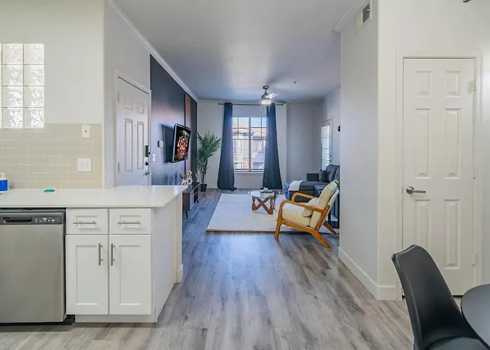 Elegant 1bd King Bed, Pool, Hot Tub, Gym, Parking Glendale