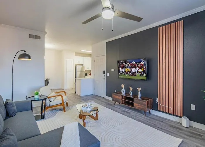 Elegant 1bd King Bed, Pool, Hot Tub, Gym, Parking Apartment