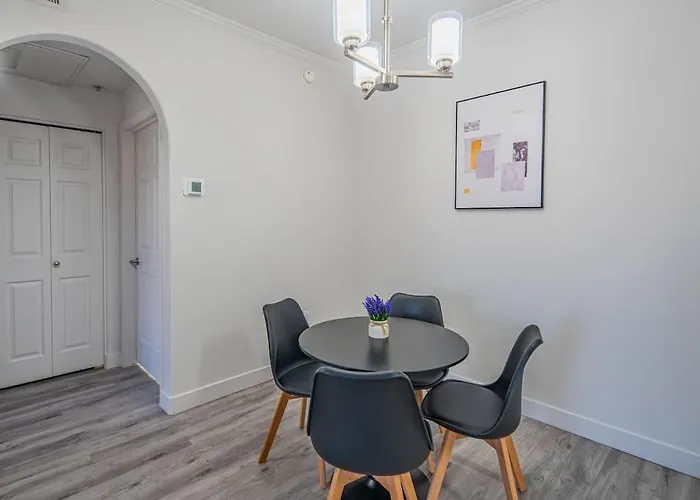 Elegant 1bd King Bed, Pool, Hot Tub, Gym, Parking Apartment *