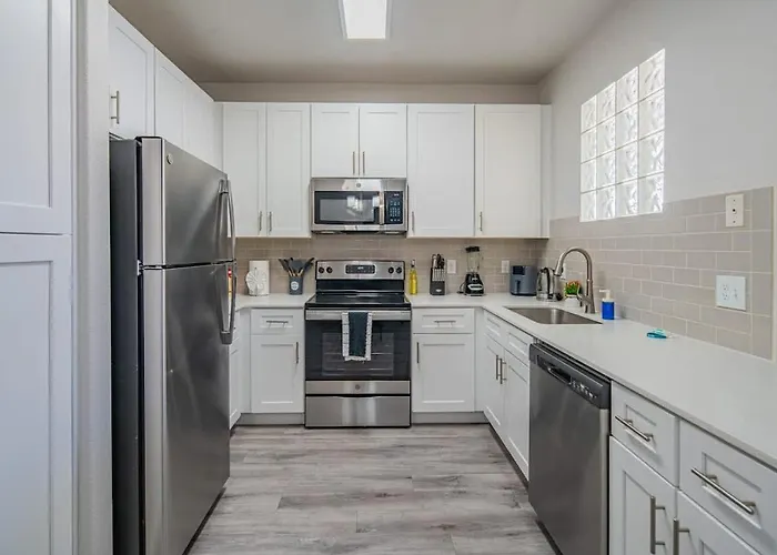 Elegant 1bd King Bed, Pool, Hot Tub, Gym, Parking Apartment