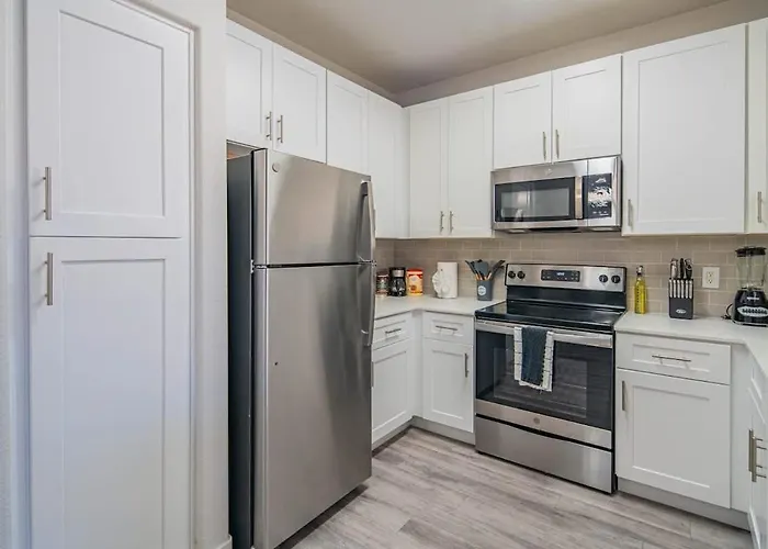 Apartment Elegant 1bd King Bed, Pool, Hot Tub, Gym, Parking