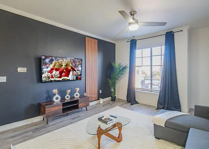 Elegant 1bd King Bed, Pool, Hot Tub, Gym, Parking Apartment Glendale