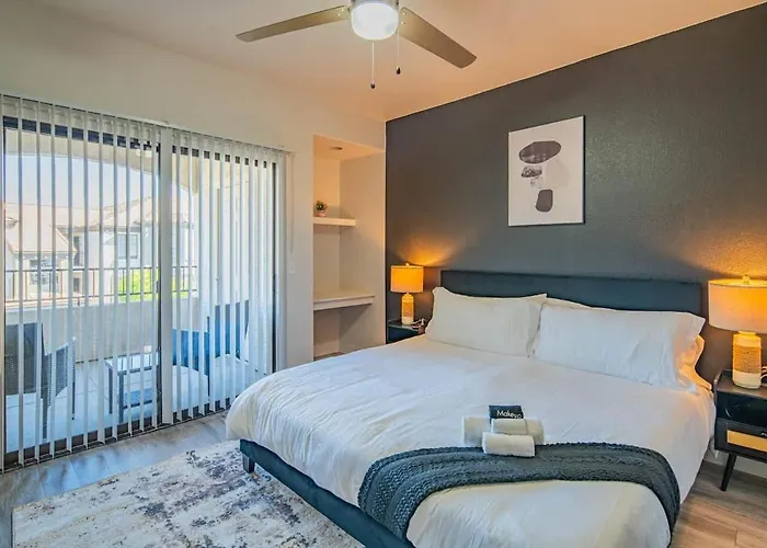 Elegant 1bd King Bed, Pool, Hot Tub, Gym, Parking *