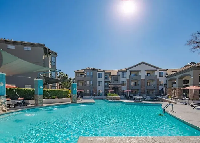 Elegant 1bd King Bed, Pool, Hot Tub, Gym, Parking