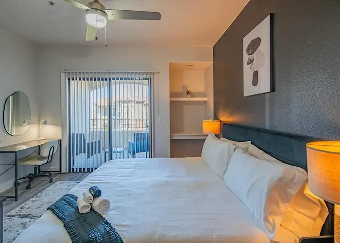 Elegant 1bd King Bed, Pool, Hot Tub, Gym, Parking Apartment
